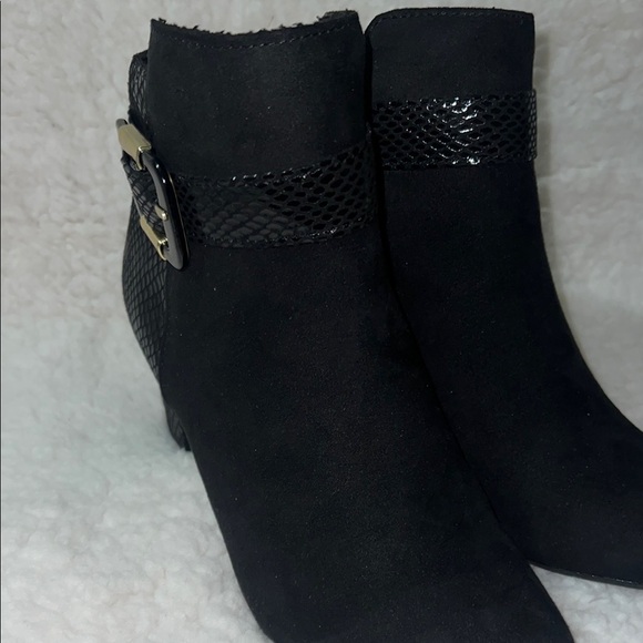 Karen Scott Black Heeled Boots with Sleek Silhouette - Picture 6 of 15